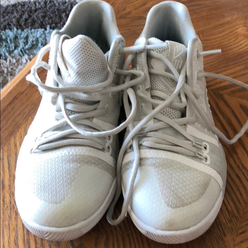 Nike Kyrie 3 shoes